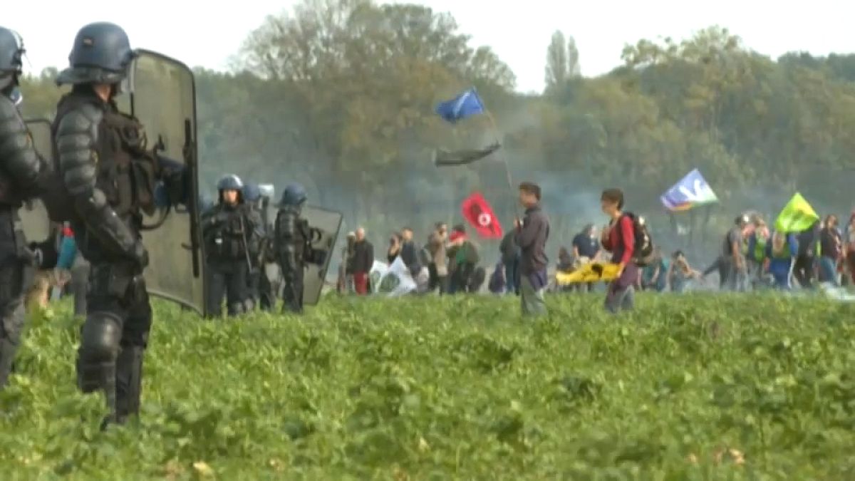 Protesta contra la contrucción del embalse para el riego en Deux-Sèvres en Francia
