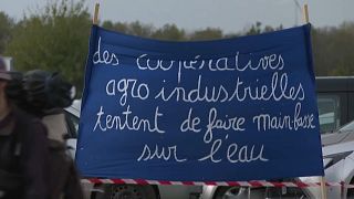 Manifestation contre la "méga-bassine" à Sainte-Soline, en France, le 30 oct 2022. 
