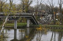Vista de un puente derrumbado sobre el río Siverskyi-Donets, en la ciudad liberada de Sviatohirsk, región de Donetsk