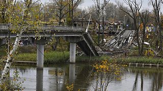 Vista de un puente derrumbado sobre el río Siverskyi-Donets, en la ciudad liberada de Sviatohirsk, región de Donetsk