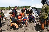 Contam-se mais de sete centenas de casas destruídas e perto de 160 mil habitantes deslocados