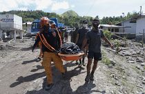 Спасатели разбирают завалы на Филиппинах