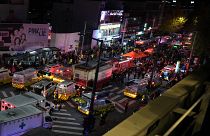 سيارات الإسعاف وعمال الإنقاذ بالقرب من مكان الحادث في سيول، كوريا الجنوبية، الأحد، 30 أكتوبر 2022