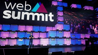 الرئيس التنفيذي بادي كوسغرافه ومؤسس قمة الويب خلال افتتاح مؤتمر تكنولوجيا في لشبونة، البرتغال. 