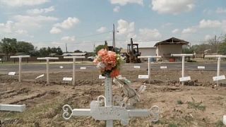 Decenas de cruces en la localidad de Eagle Pass, en Texas, donde están enterrados los restos de migrantes anónimos fallecidos