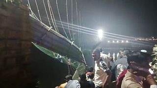Tragedia en la India, decenas de muertos al colapsar un puente colgante en el estado de Gujarat