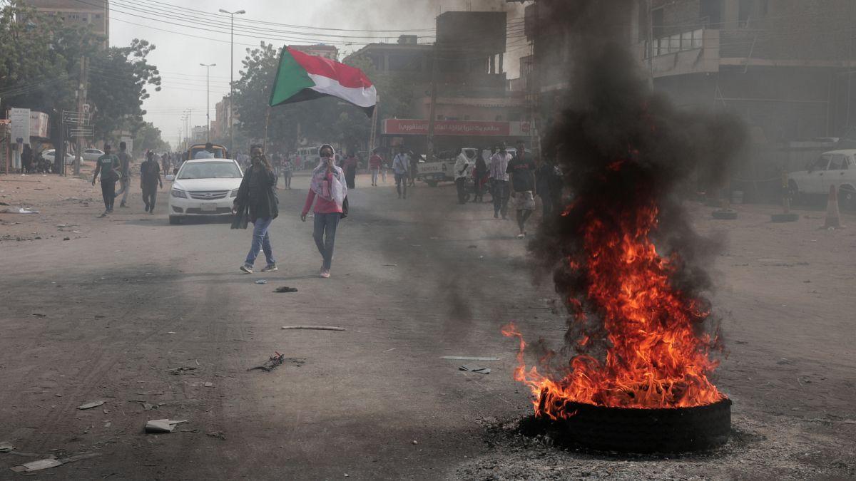 متظاهرون سودانيون يطالبون بعودة الحكم المدني بعد عام من الانقلاب العسكري- الخرطوم - السودان، الأحد 30 أكتوبر 2022