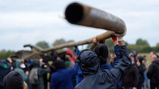 Militants brandissant une canalisation d'alimentation de la megabassine qu'ils ont détruite, le 30 octobre à Sainte Soline.