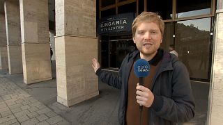 EL reportero de Euronews, Ádám Magyar, delante del Hotel Hungaria, Budapest, Hungría 30/10/2022