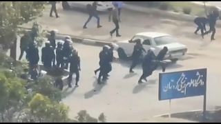 صورة أخذت من مقطع فيديو للأمن الإيراني وهو يحاول فض إحدى الإحتجاجات