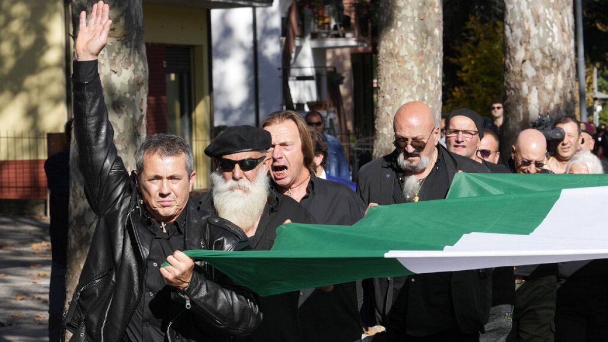 Φασίστες υποστηρικτές του Μουσολίνι στην πορεία μνήμης