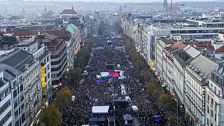 Десятки тысяч человек вышли на улицы Праги в поддержку Украины, 30 октября 2022 г.