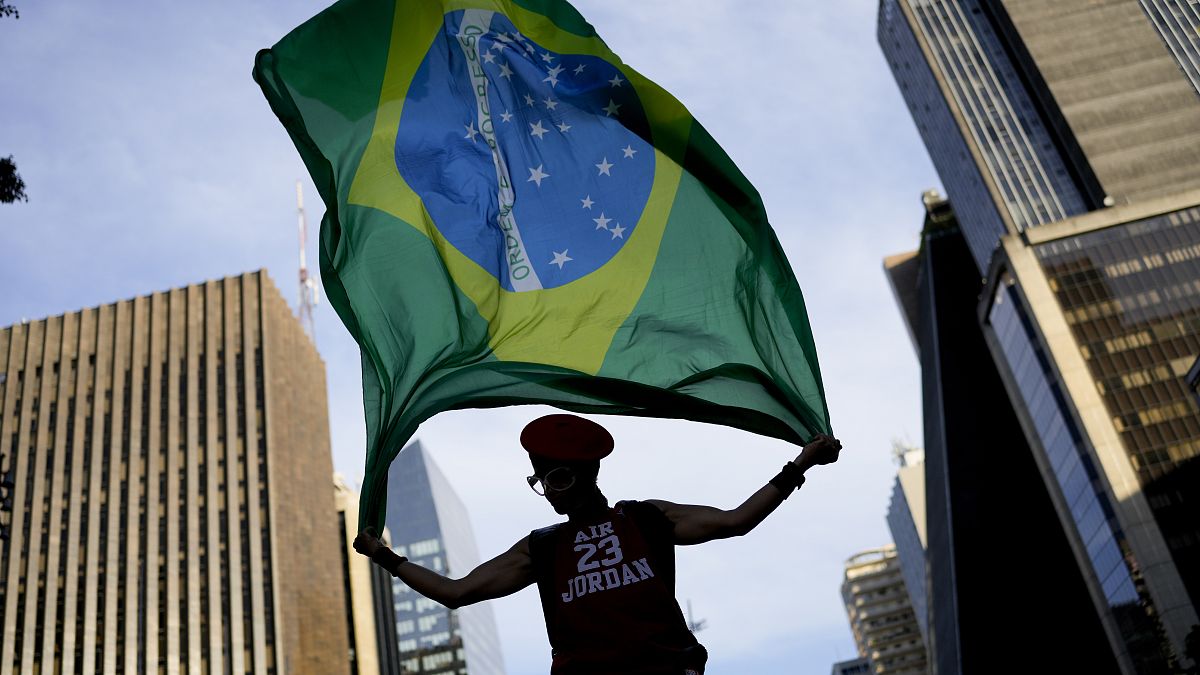 البرازيليون يترقّبون النتائج بعد إغلاق مراكز الاقتراع في انتخابات الرئاسة