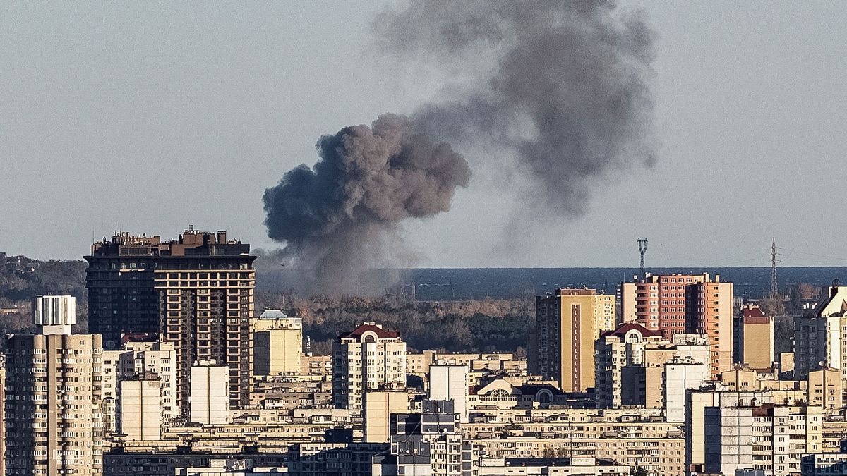 Fumée s'échappant dans le ciel de Kyiv après une frappe russe, le 31 octobre 2022