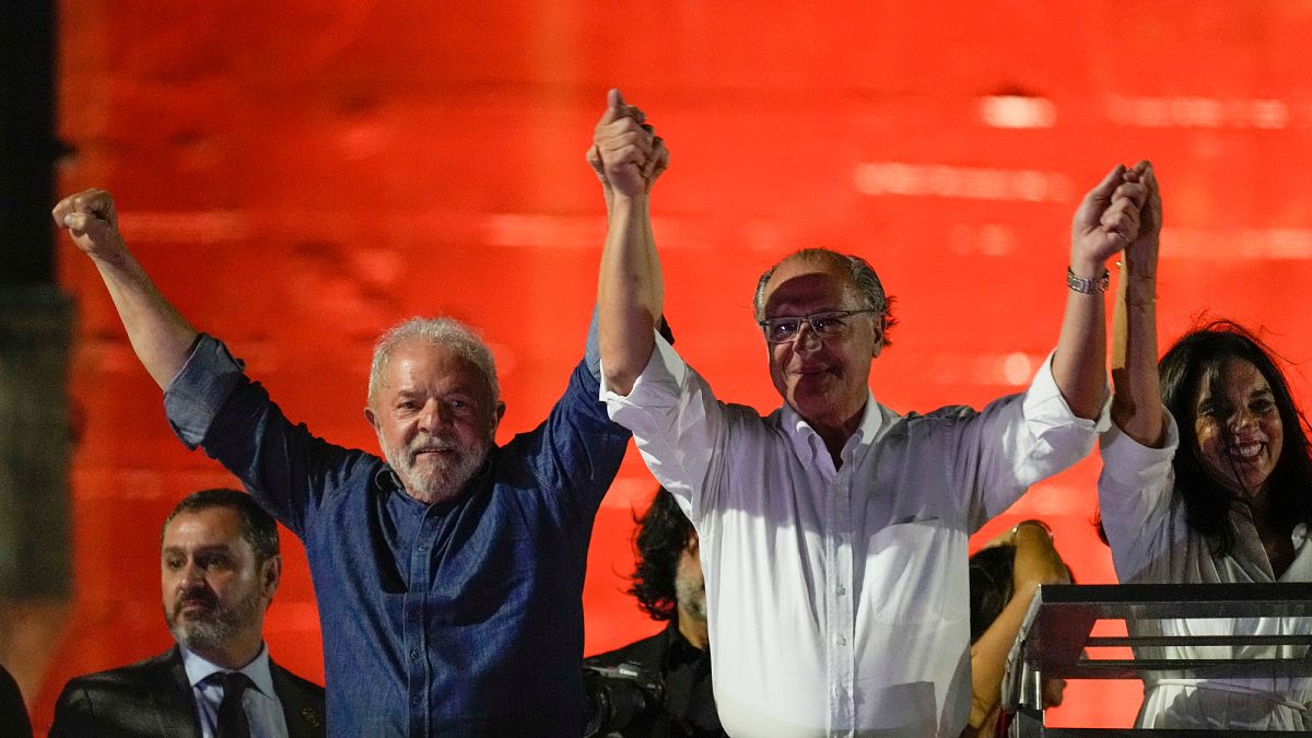 Lula da Silva (PT) celebra vitória eleitoral com o "vice" Geraldo Alckmin (PSB)