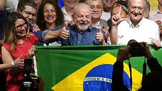 يحتفل لويس إيناسيو لولا دا سيلفا مع زوجته روزانجيلا بفوزه على جاير بولسونارو في جولة الإعادة الرئاسية ليصبح الرئيس المقبل للبلاد، في ساو باولو، البرازيل، الأحد 30 أكتوبر 2022
