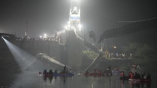 Обрушенный мост через реку Маччу в штате Гуджарат
