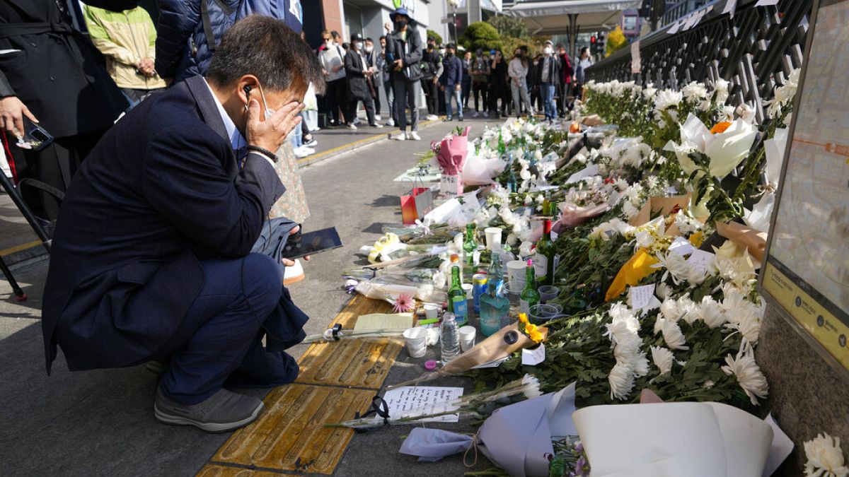 Flores en la salida de metro más cercana al callejón del barrio de Itaewon, en Seúl (Corea del Sur), donde ocurrió la tragedia.