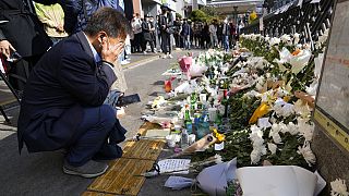 Скорбящие корейцы собрались у мемориала жертвам давки в Сеуле. 31 октября 2022.