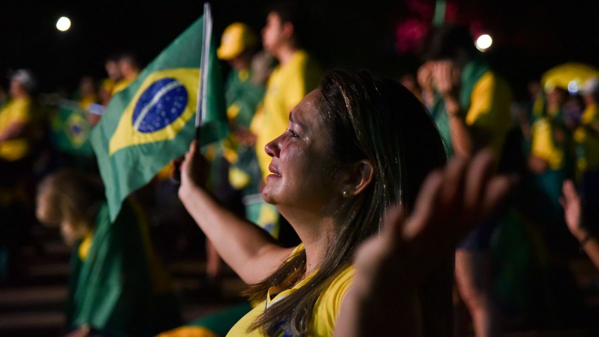 مؤيدو الرئيس البرازيلي جايير بولسونارو بعد إغلاق باب الاقتراع في جولة الإعادة الرئاسية، في برازيليا، الأحد 30 أكتوبر 2022