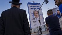 لوحة إعلانية لحملة انتخابية تظهر بنيامين نتنياهو، رئيس الوزراء الإسرائيلي الأسبق ورئيس حزب الليكود، في بني براك، إسرائيل، الثلاثاء 25 أكتوبر 2022