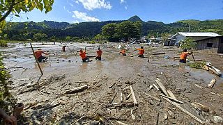 Спасатели ищут тела погибших. Барангай Кусионг, провинция Магинданао, южные Филиппины. 31 октября 2022.