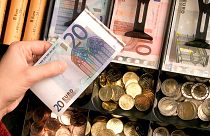 Moedas e notas do euro numa loja em Duisburg, Alemanha, 29 de dezembro, 2001