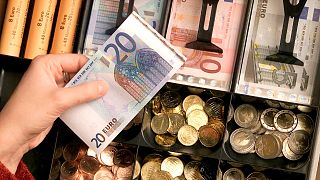 Banknoten und Münzen in einem Geschäft in Duisburg