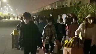 Az Apple csengcsou-i gyárából menekülnek a dolgozók