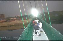 مجتزأ من فيديو يوثق انهيار الجسر في ولاية غوجارات بالهند