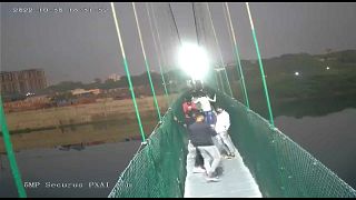 مجتزأ من فيديو يوثق انهيار الجسر في ولاية غوجارات بالهند