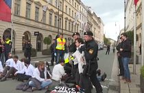 الشرطة الألمانية تحاول فتح شارع وسط ميونخ قام بعض المتظاهرين بإغلاقه