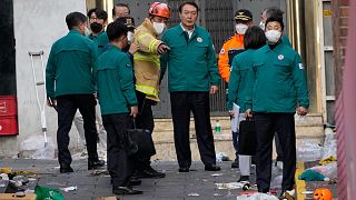 El presidente de Corea del Sur, Yoon Suk Yeol, visita el lugar donde murieron y resultaron heridas decenas de personas en Seúl, Corea del Sur, el domingo 30 de octubre de 2022