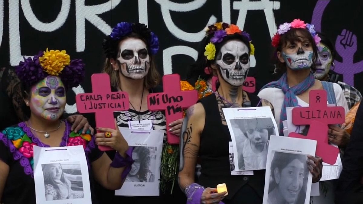 Decenas de mexicanas protestan vestidas como la icónica Catrina del día de Muertos contra los crímenes machistas.