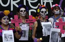 Decenas de mexicanas protestan vestidas como la icónica Catrina del día de Muertos contra los crímenes machistas.