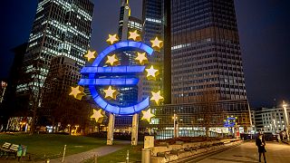 نصب لشعار منطقة اليورو في مدينة فرانكفورت، ألمانيا.