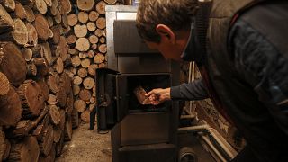 رجل يشعل الموقد للتدفئة في مولدوفا 