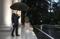 Ο Βλαντιμίρ Πούτιν περιμένει τους Νικόλ Πασινιάν και Ιλχάμ Αλίγιεφ στο βροχερό Σότσι