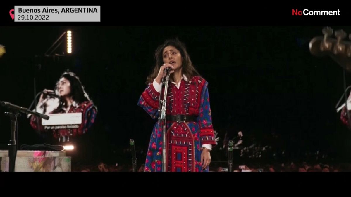گلشیفته فراهانی در آرژانتین در حال همخوانی ترانه «برای» با گروه کلدپلی