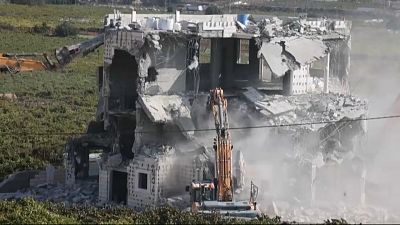 جرافات الجيش الإسرائيلي تهدم عمارة سكنية، مكونة من 3 طوابق في منطقة البقعة شرقي مدينة الخليل بالضفة الغربية المحتلة، 31 أكتوبر 2022.