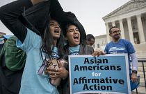 Ázsiai-amerikaiak a Legfelsőbb Bíróság épülete előtt a pozitív diszkrimináció megtartásáért
