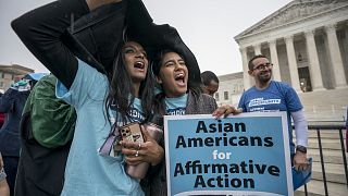 Ázsiai-amerikaiak a Legfelsőbb Bíróság épülete előtt a pozitív diszkrimináció megtartásáért