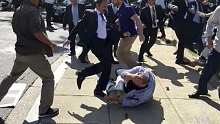 Άνδρες της ασφάλειας του Τούρκου προέδρου Ρετζέπ Ταγίπ Ερντογάν ξυλοκοπούν διαδηλωτές στην Ουάσιγκτον (Μάιος 2018)