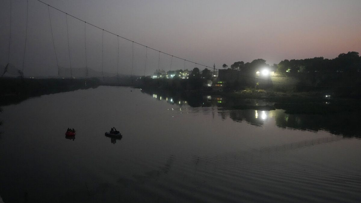 Hindistan'da Machchu Nehri üzerine kurulu asma köprünün çökmesi sonucu en az 134 kişi yaşamını yitirdi