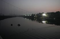 Hindistan'da Machchu Nehri üzerine kurulu asma köprünün çökmesi sonucu en az 134 kişi yaşamını yitirdi