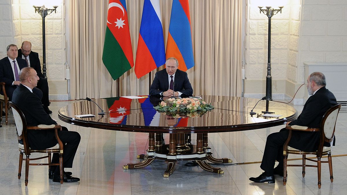 الرئيس الروسي فلاديمير بوتين والرئيس الأذربيجاني إلهام علييف ورئيس الوزراء الأرميني نيكول خلال اجتماع في منتجع سوتشي على البحر الأسود، روسيا.