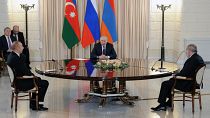 الرئيس الروسي فلاديمير بوتين (في الوسط) يتحدث إلى الرئيس الأذربيجاني إلهام علييف (في اليمين) ورئيس الوزراء الأرميني نيكول باشينيان خلال اجتماعهم في سوتشي، روسيا 31 أكتوبر 2022