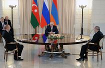 Wladimir Putin im Gespräch mit Nikol Paschinjan und Ilham Alijew