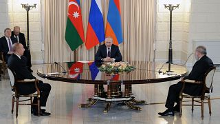 Le président russe au centre parle au président de l'Azerbaïdjan (gauche) et au Premier ministre arméinien (gauche) pendant un sommet à Sotchi en Russie le 31 octobre 2022.