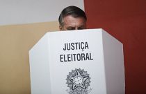 Жаир Болсонару голосует на выборах